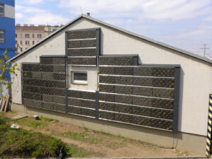 Fassadenmodule an Wand, bepflanzt mit Jungpflanzen
