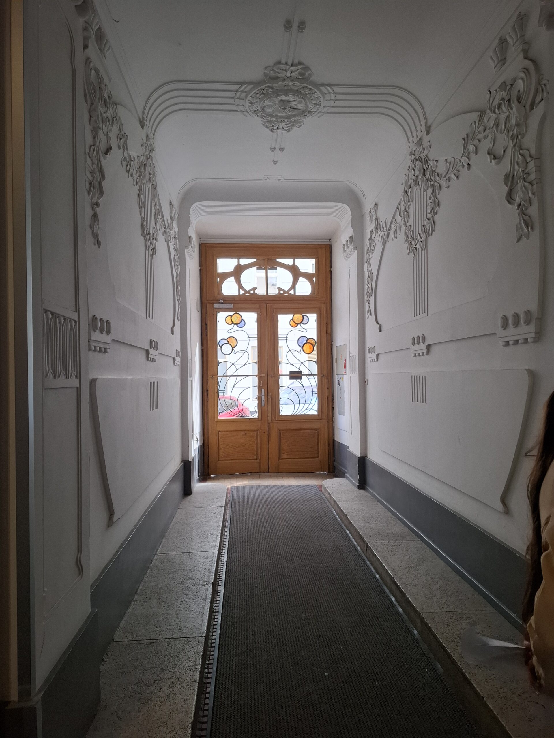 Eingangsbereich im gründerzeitlichen Gebäude mit Stuck an Decke und Wänden