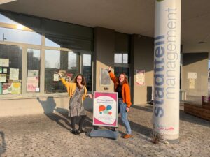 2 Frauen, vor dem Staddteilmanagement-Büro Seestadt aspern