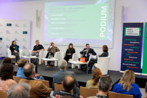 Panel auf der Bühne mit 6 Personen bei der BOKU Future Conference 2025 mit dem Thema Alles fließt: Zukunft Wasser