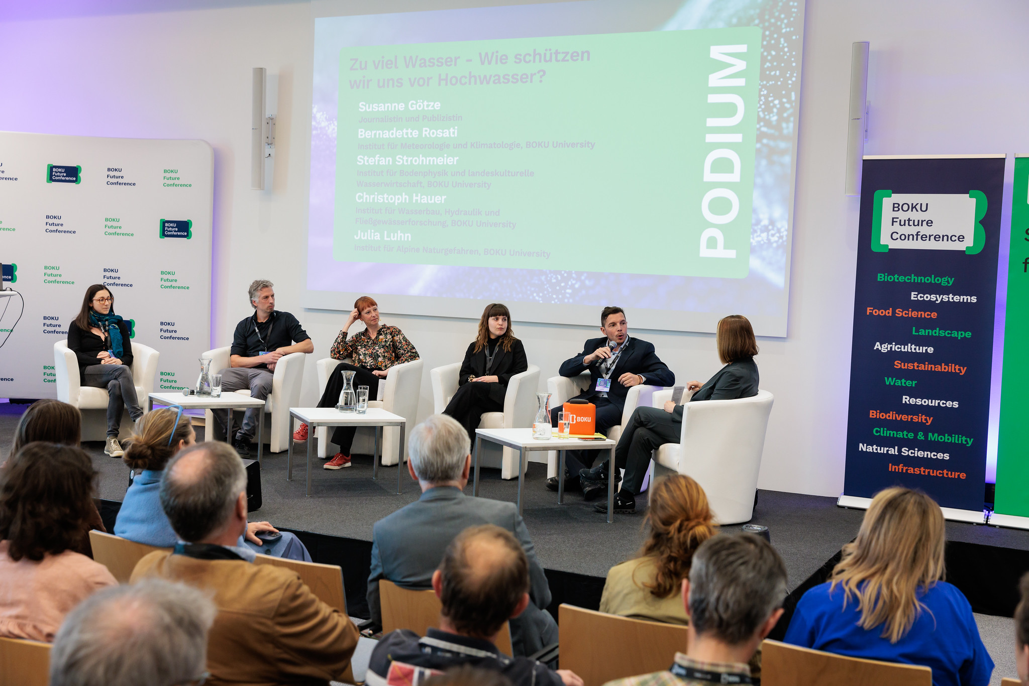 Panel auf der Bühne mit 6 Personen bei der BOKU Future Conference 2025 mit dem Thema Alles fließt: Zukunft Wasser