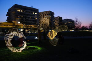 Foto mit Lichtern und der Seestadt im Hintergrund