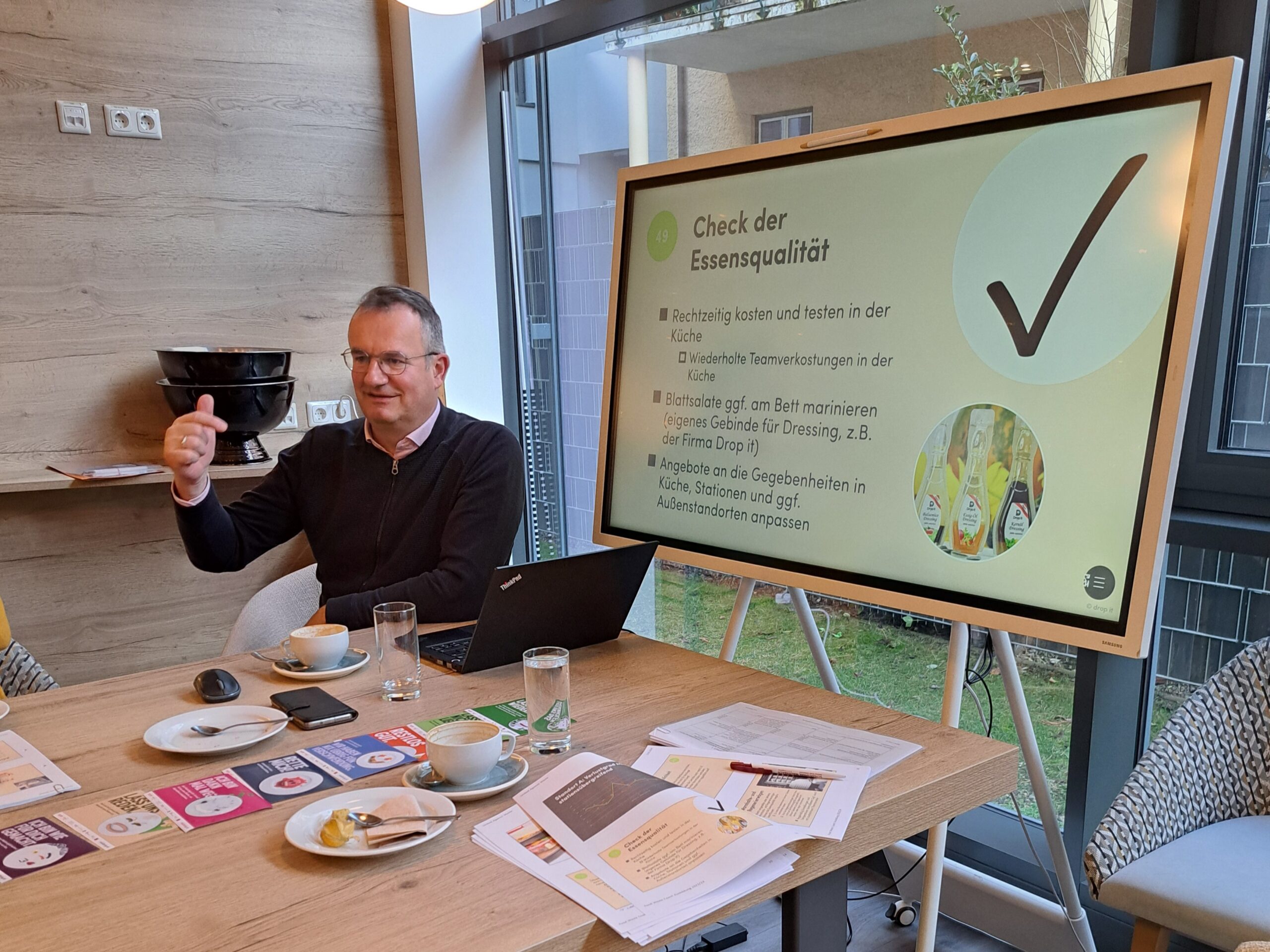 Franz Tragner von tatwort erklärt die Essensqualität in der Food Waste Coach Ausbildung