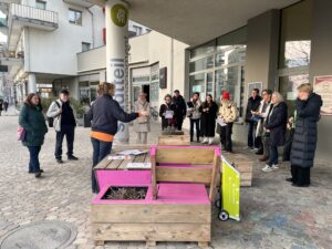 Gruppe von Personen bei einer Grätzltour