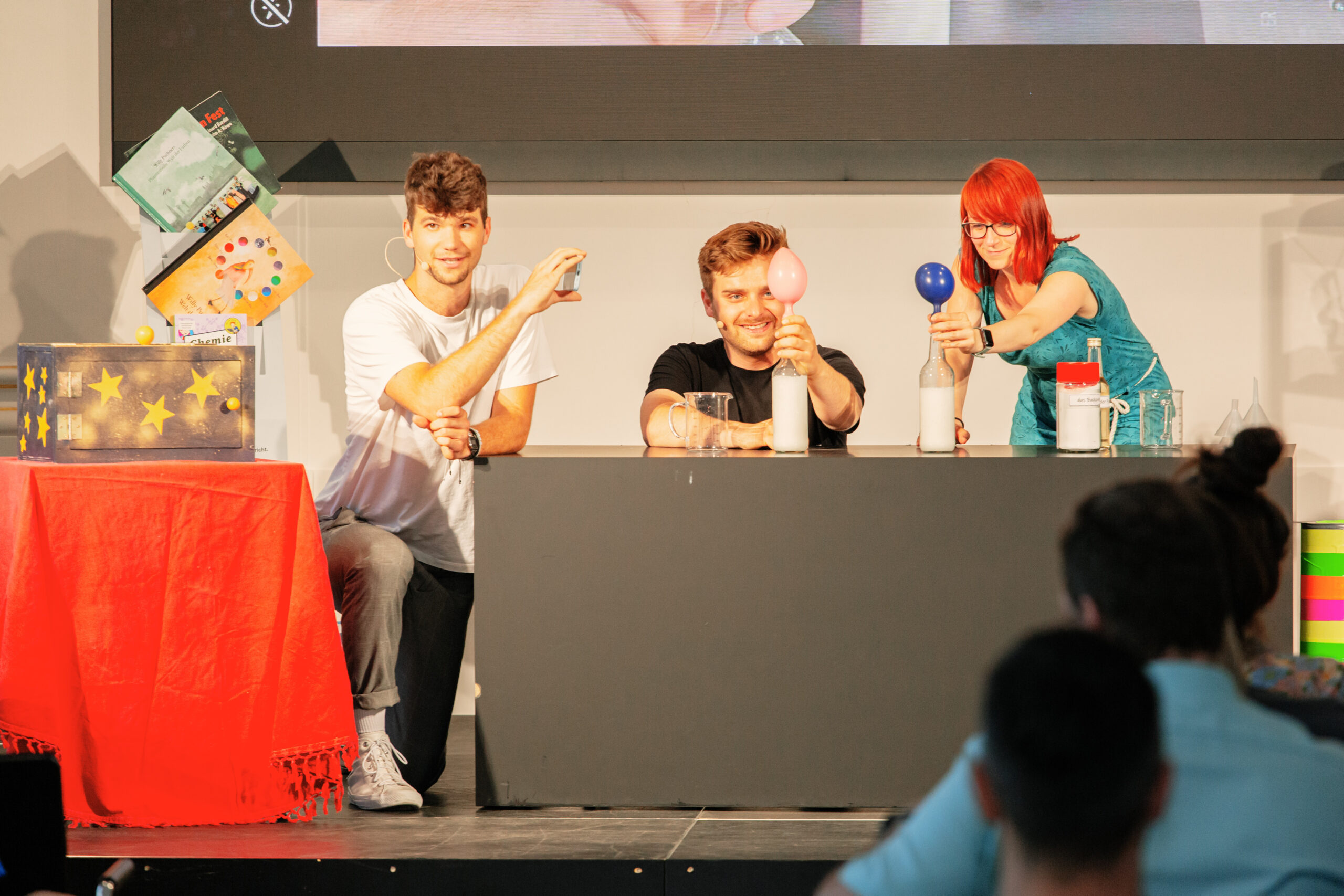Eröffnungsshow in der Steiermark: 3 Personen zeigen Experimente mit Luftballons auf einer Bühne