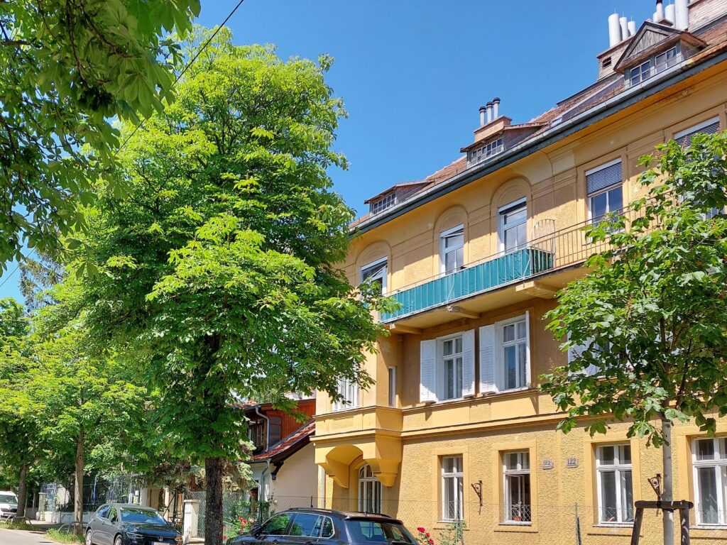 Gründerzeithaus am Wilhelminenberg mit Bäumen davor