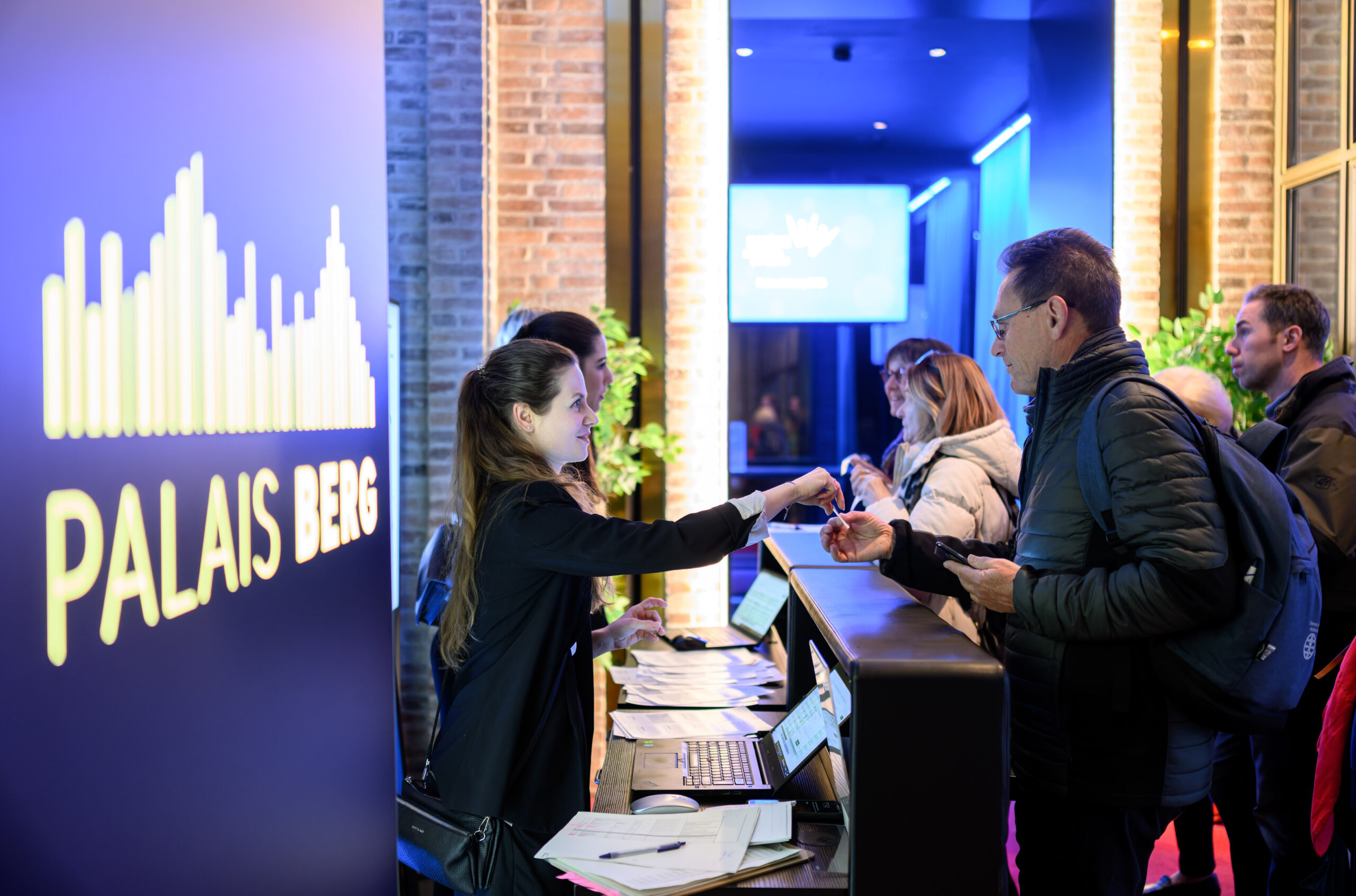 Empfang im Palais Berg, tatwort-Team gibt Namensschilder aus