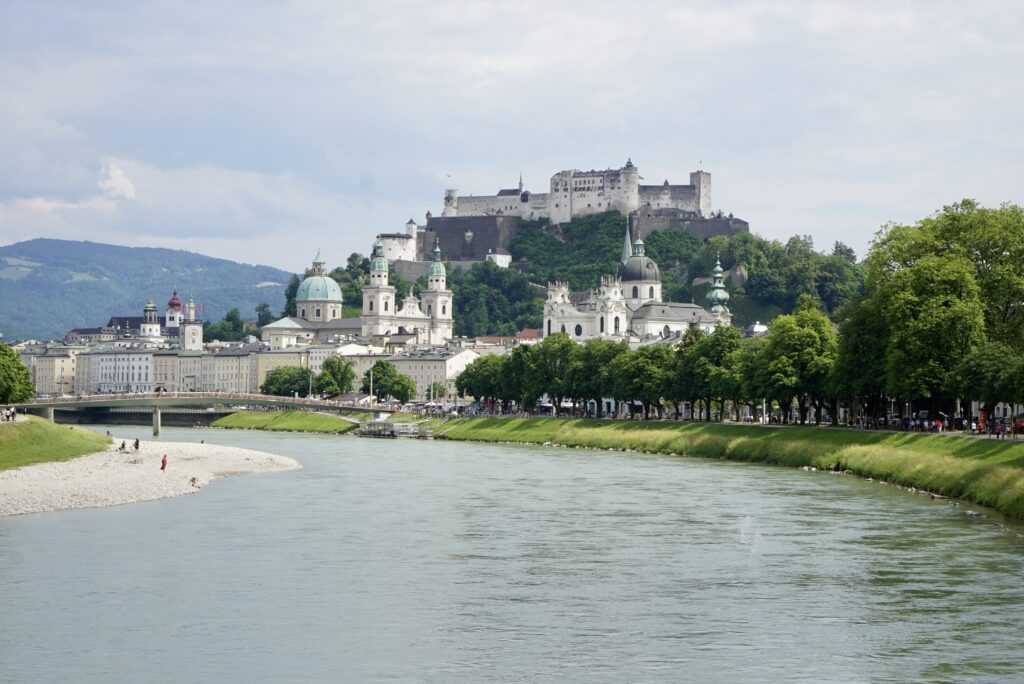 Salzach vor der Stadt Salzburg mit der Festung Hohensalzburg