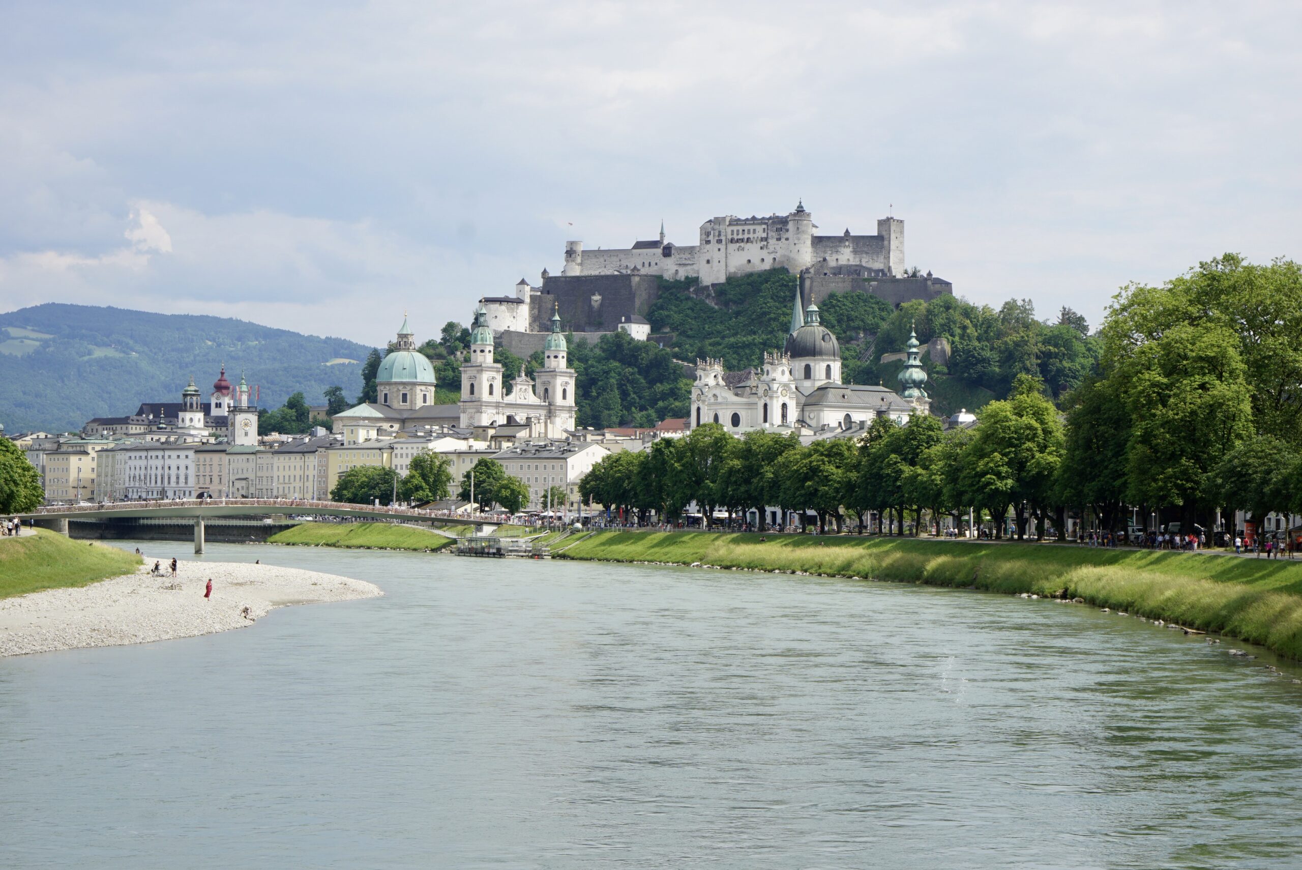Salzach vor der Stadt Salzburg mit der Festung Hohensalzburg