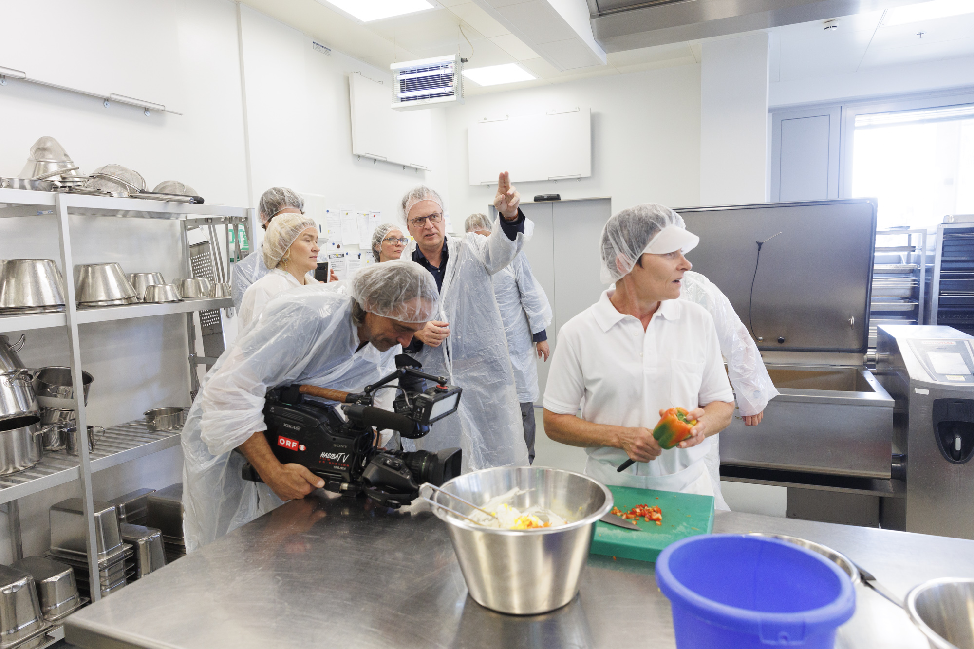 Fernsehteam filmt Köchin im Rehabilitationszentrum St. Radegund