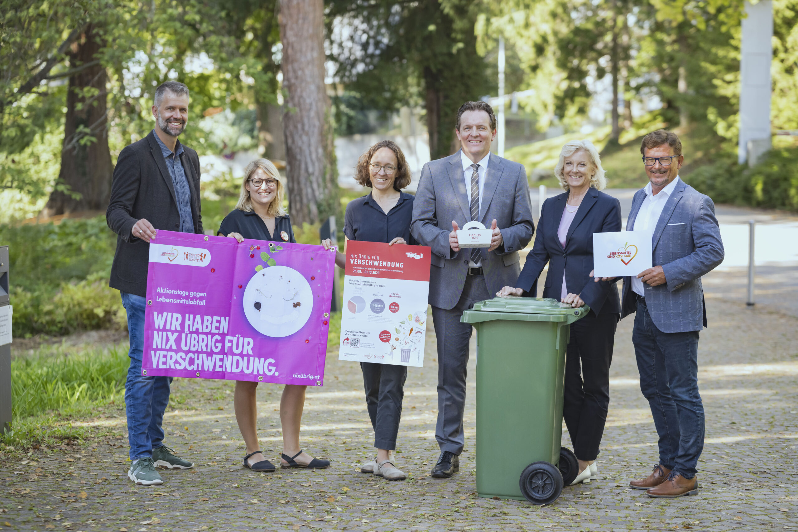 Tiroler Landesrat Zumtobel und weitere Personen mit einer Mülltonne