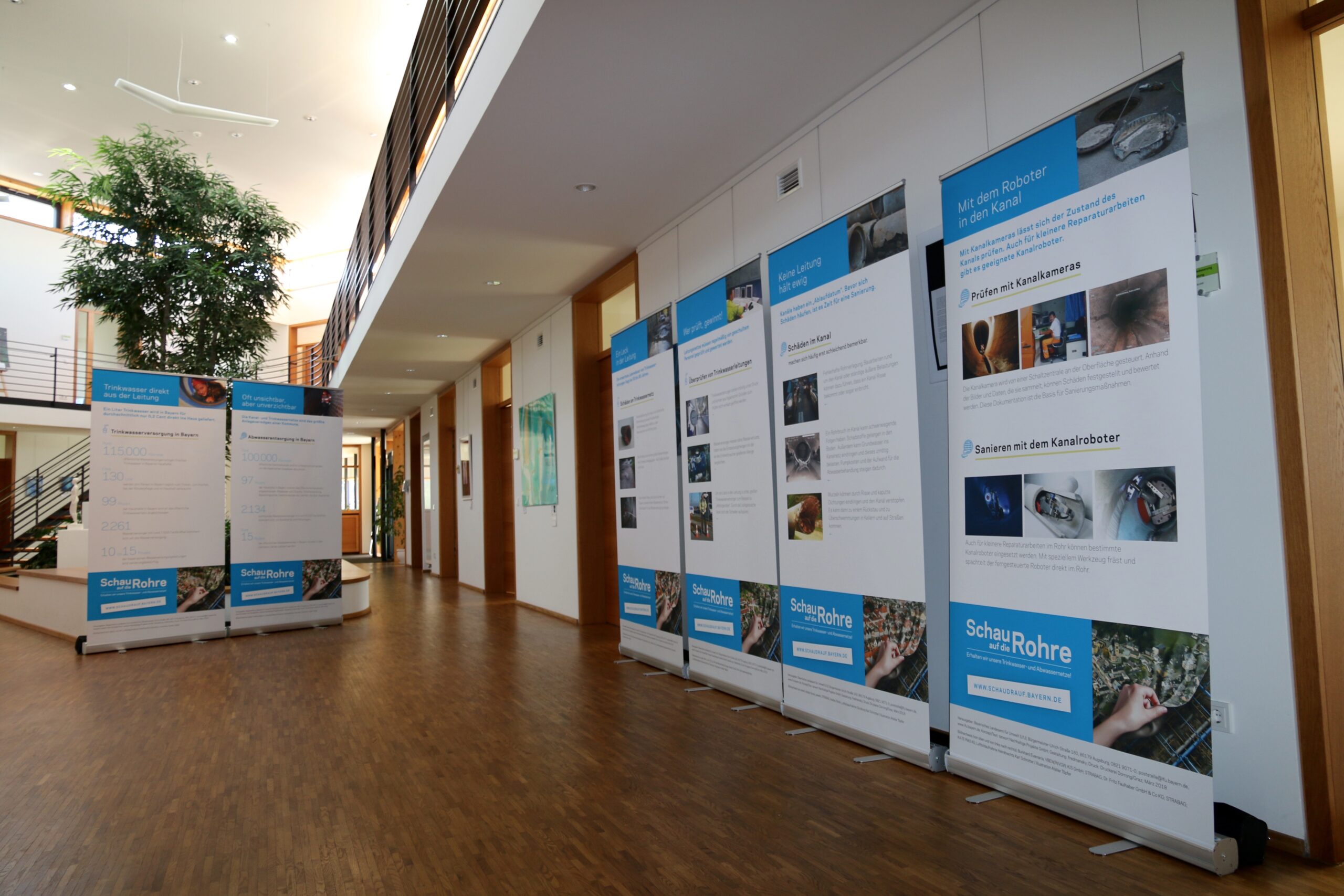 Roll-up-Ausstellung von Schau auf die Rohre